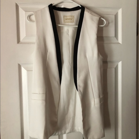White vest - Picture 1 of 6